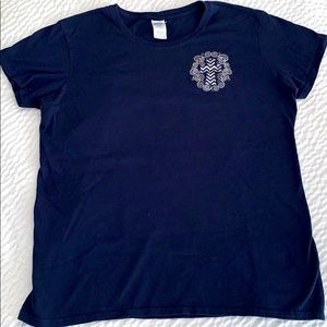 Swirly Cross Fitted T-Shirt size XL artisan